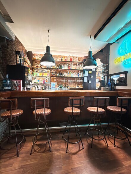 Retail in Madrid, Madrid to rent - Primary Photo - Image 1 of 5