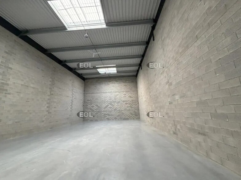 Light Industrial in Rousset to rent - Building Photo - Image 2 of 14