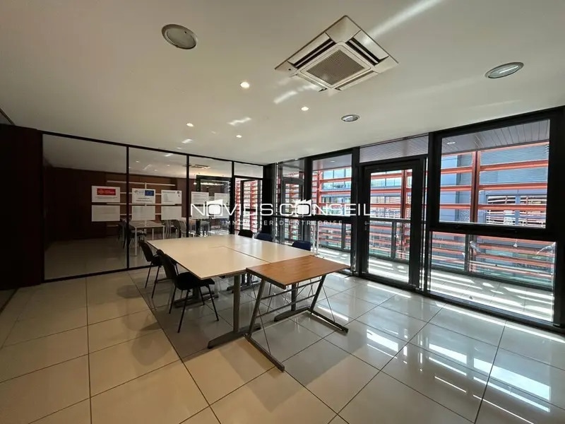 Office in Saint-Jean to rent Building Photo- Image 1 of 18