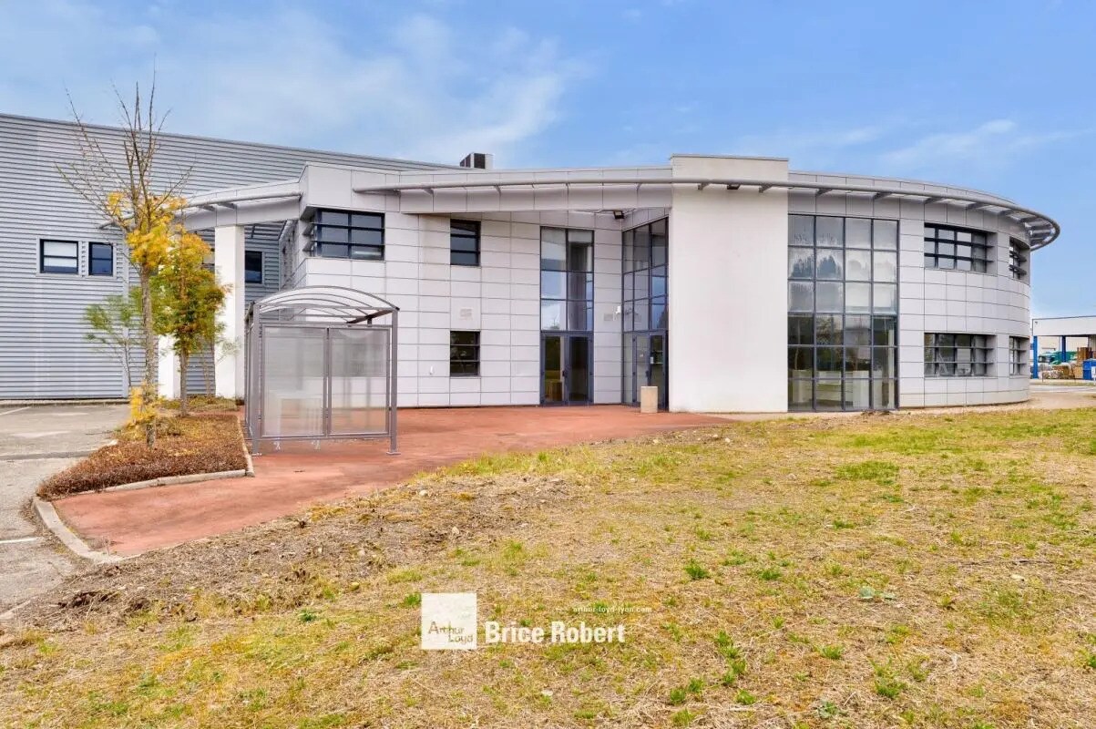 Office in Miribel to rent Building Photo- Image 1 of 7