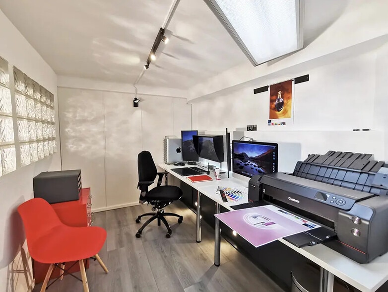 Light Industrial in Paris for sale - Interior Photo - Image 3 of 9