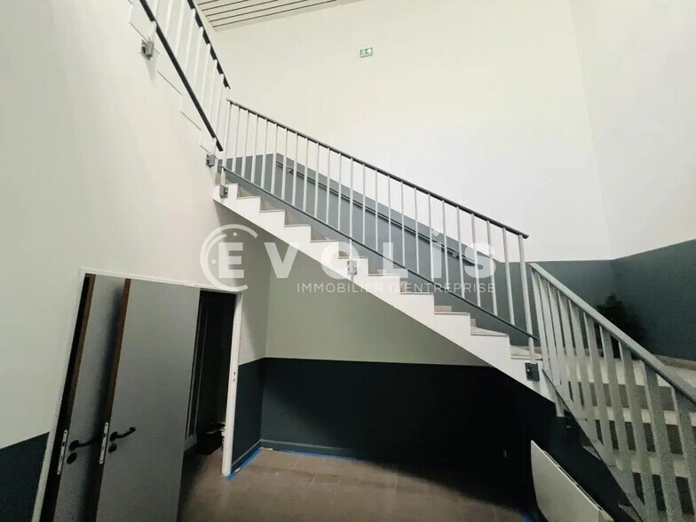 Office in Croissy-Beaubourg to rent - Interior Photo - Image 3 of 7