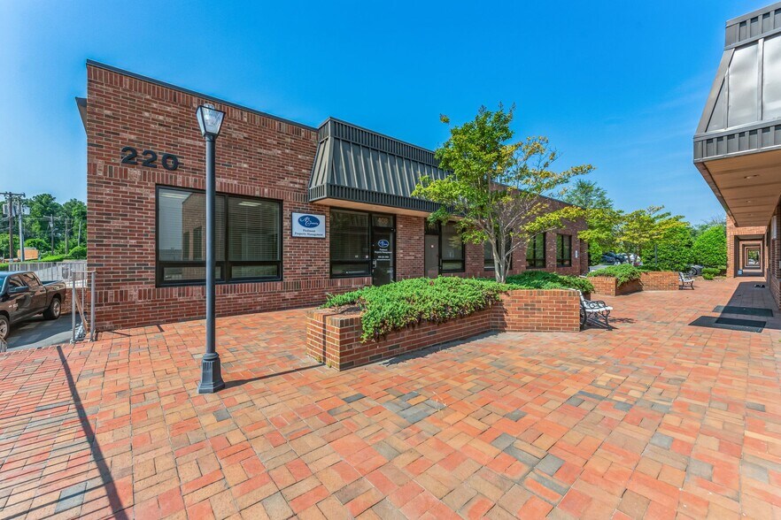 220 Westinghouse Blvd, Charlotte, NC for sale - Building Photo - Image 3 of 26