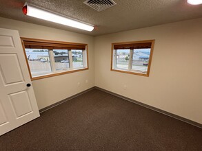 250 N 31st St, Bismarck, ND for rent Building Photo- Image 2 of 10