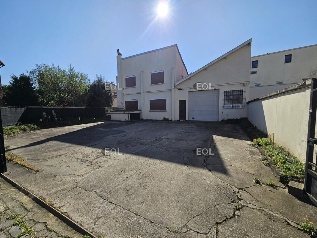 Light Industrial in Maisons Alfort for sale Building Photo- Image 1 of 2