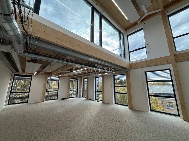 Office in Champs-sur-Marne to rent - Building Photo - Image 2 of 12