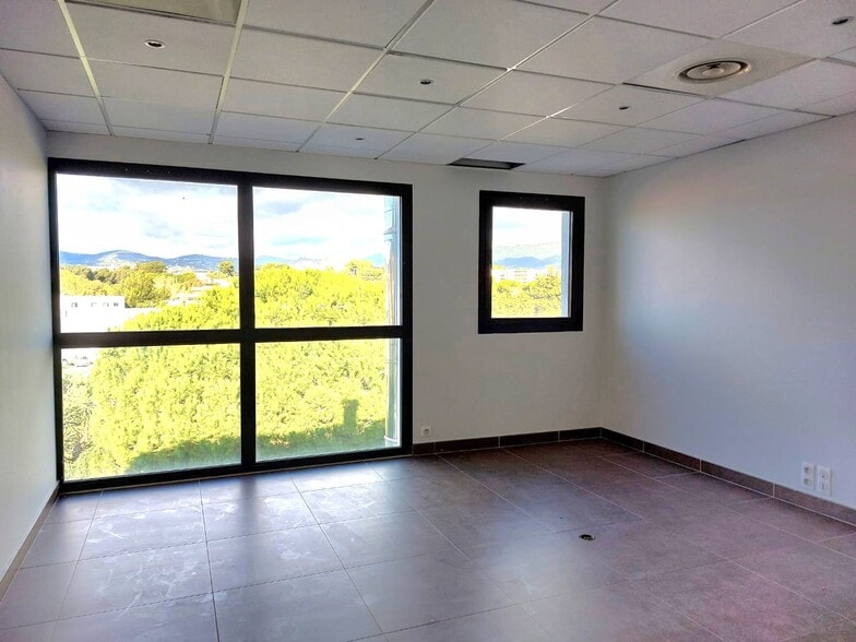 Office in La Seyne-sur-Mer to rent - Interior Photo - Image 2 of 16