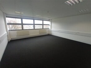 Marsh Way, Rainham to rent Interior Photo- Image 2 of 3