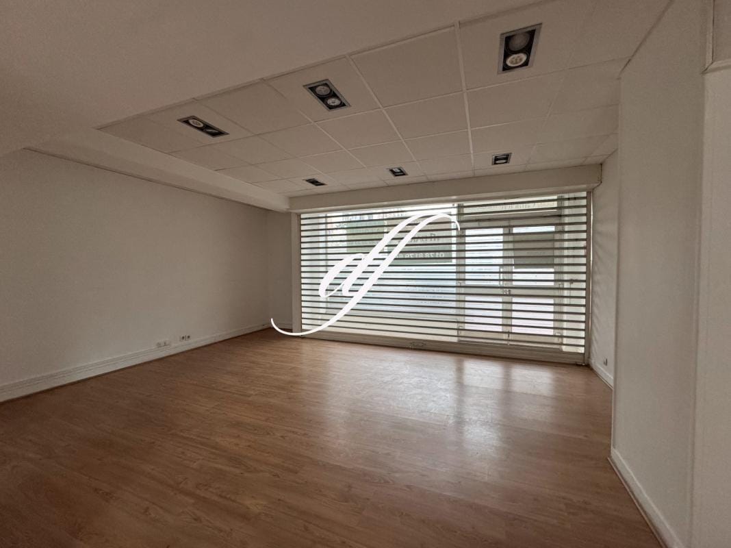 Retail in Asnières-sur-Seine for sale Interior Photo- Image 1 of 10
