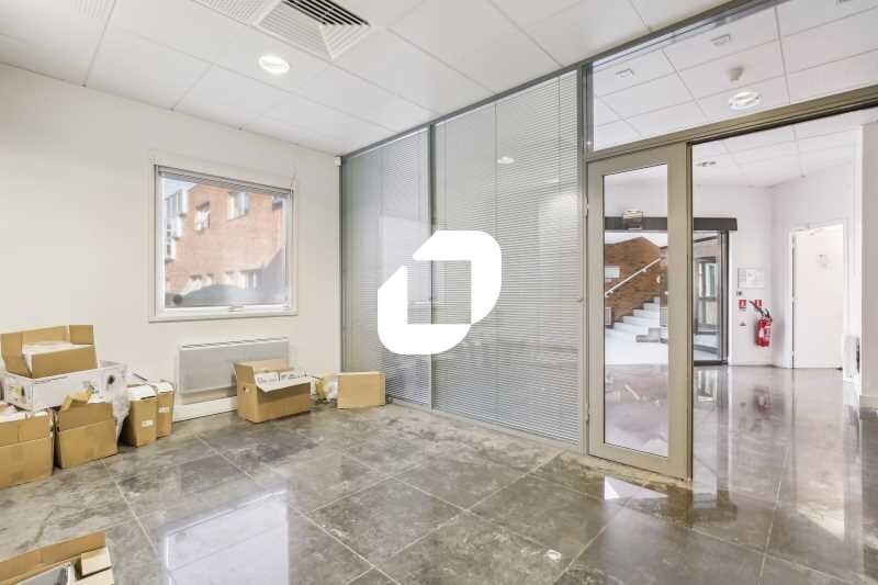 Light Industrial in Nanterre to rent - Interior Photo - Image 1 of 10