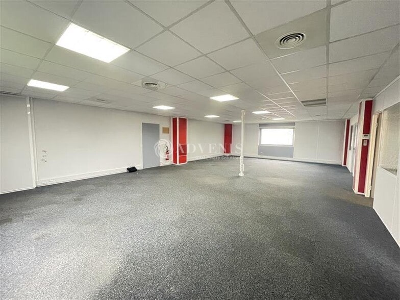 Office in Tremblay-en-France to rent - Interior Photo - Image 2 of 7