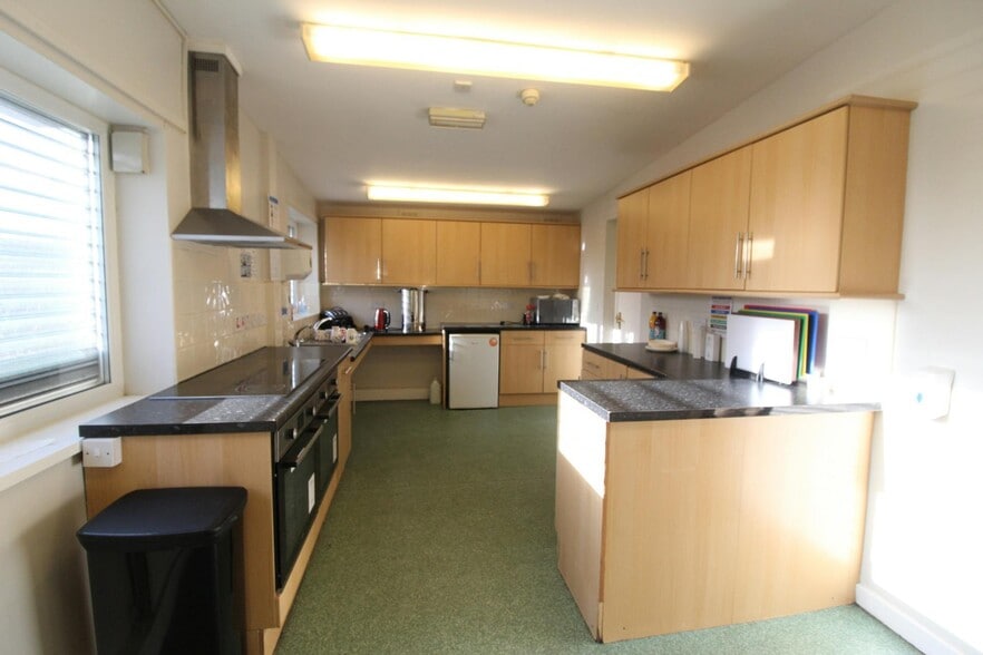 98 Salters Ln S, Darlington for sale - Interior Photo - Image 3 of 10