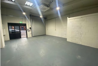 10-11 Cross Green Ln, Leeds to rent Interior Photo- Image 1 of 2