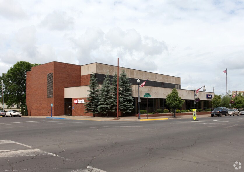 211 E Howard St, Hibbing, MN for rent - Building Photo - Image 1 of 8