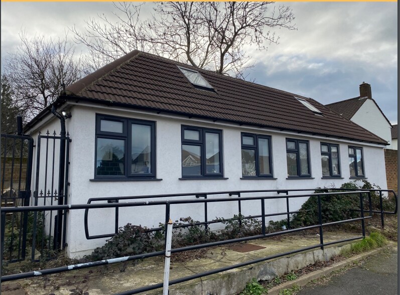 437 Hook Rd, Chessington for sale - Primary Photo - Image 1 of 1