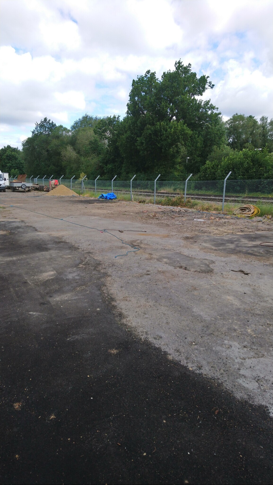 London Rd Rd, Camberley for sale Primary Photo- Image 1 of 1