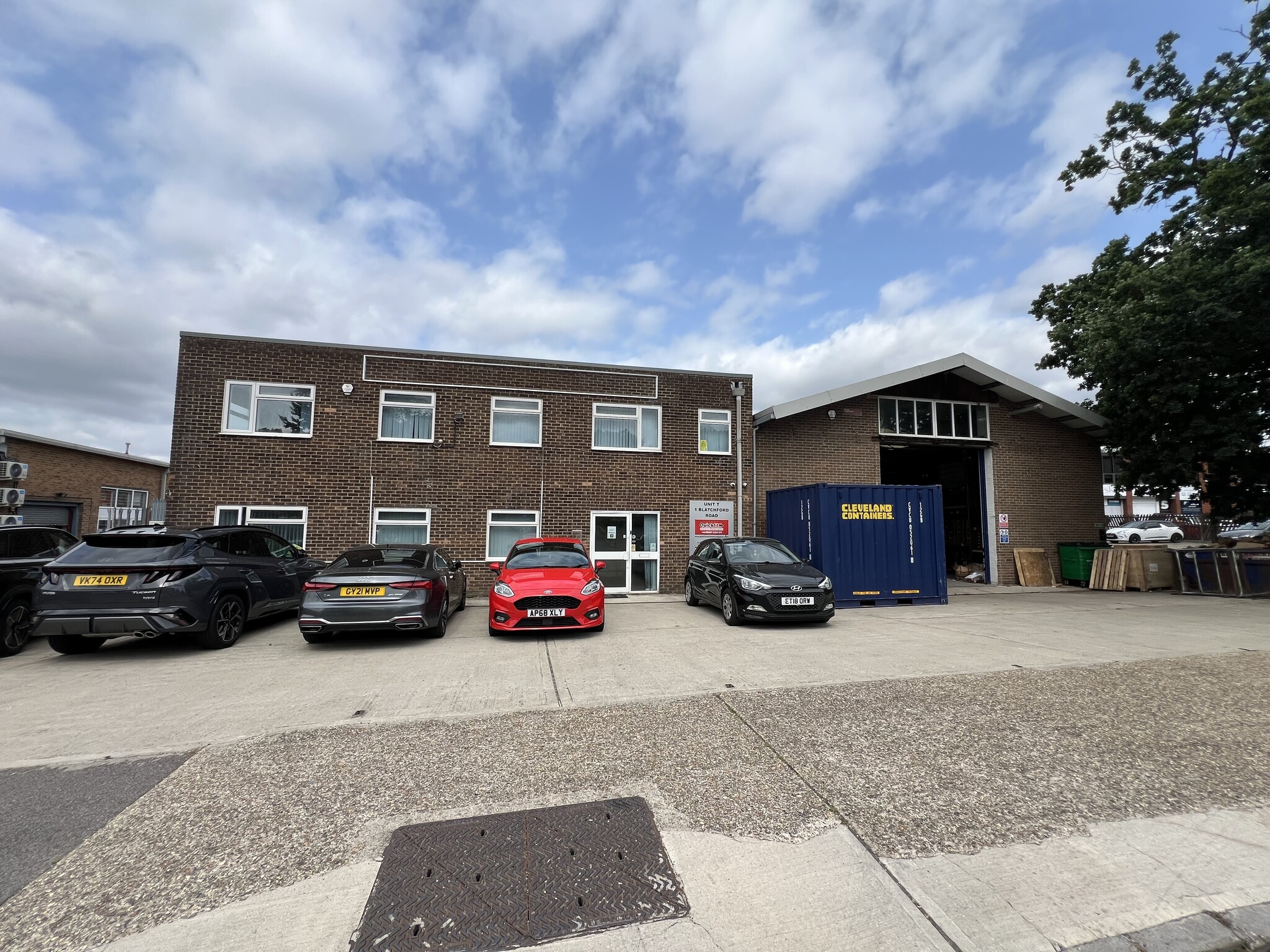 Blatchford Rd, Horsham to rent Primary Photo- Image 1 of 3