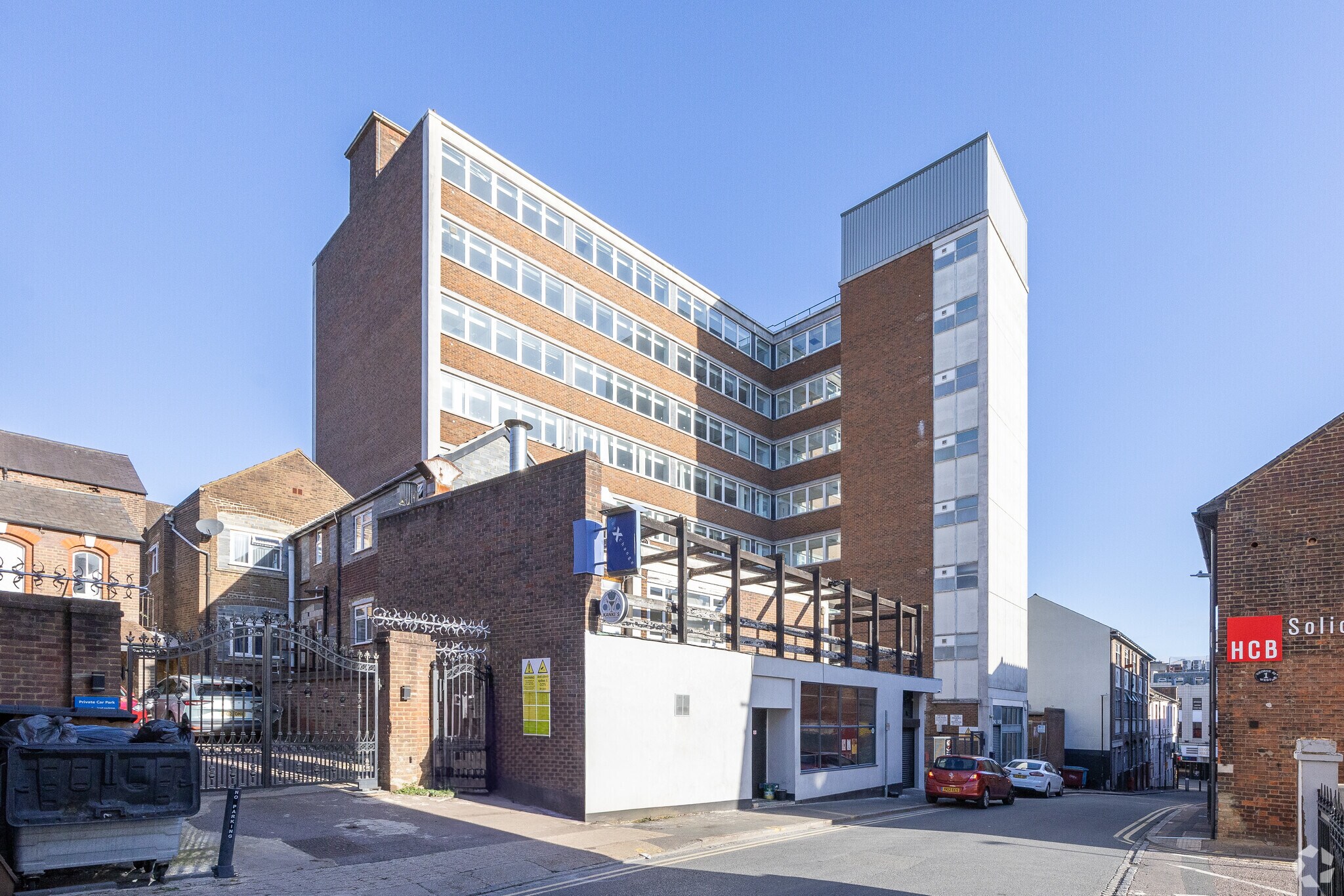 6 George St W, Luton to rent Primary Photo- Image 1 of 14