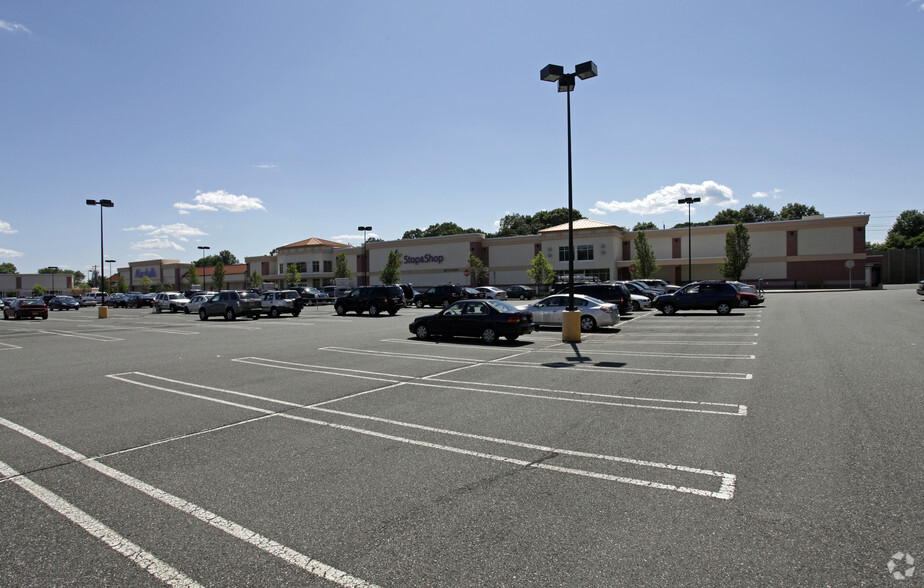 500-600 Kinderkamack Rd, Emerson, NJ for rent - Building Photo - Image 2 of 9