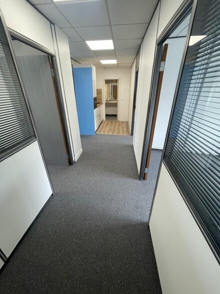 Office in Courbevoie to rent - Building Photo - Image 2 of 9