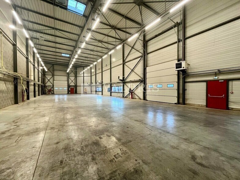 Light Industrial in Dagneux to rent - Building Photo - Image 2 of 4
