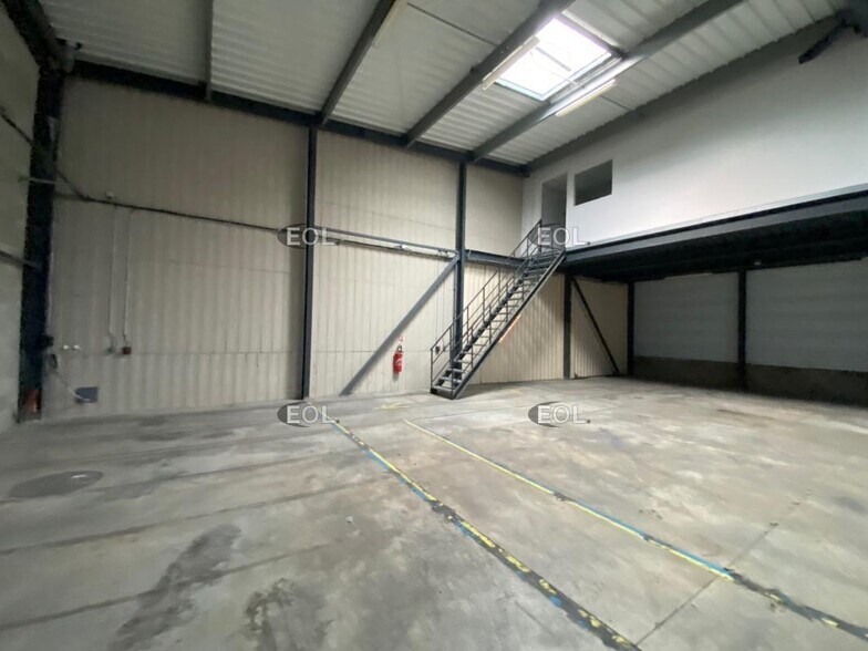 Light Industrial in Marseille to rent - Interior Photo - Image 3 of 8