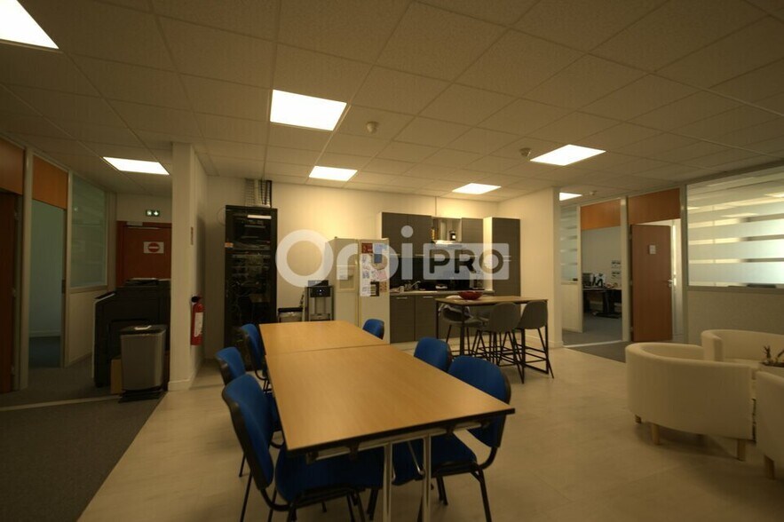 9 Allée Irène Joliot Curie, Saint-Priest to rent - Interior Photo - Image 2 of 12