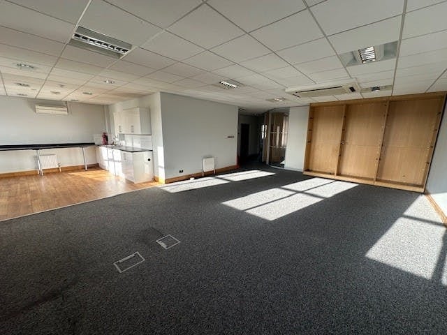 25-28 Herschel St, Slough to rent Interior Photo- Image 1 of 3