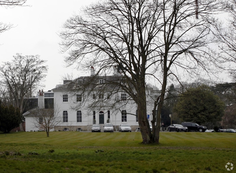 Thorncroft Dr, Leatherhead to rent - Building Photo - Image 3 of 7