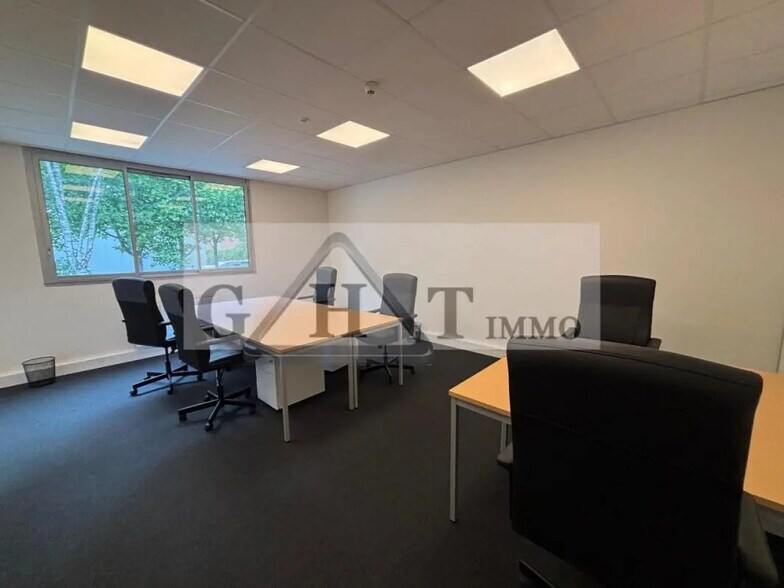 Office in Buc to rent - Interior Photo - Image 2 of 4