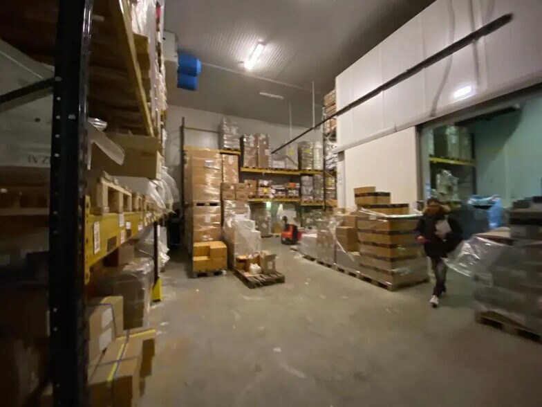 Industrial in Gennevilliers to rent - Interior Photo - Image 2 of 4