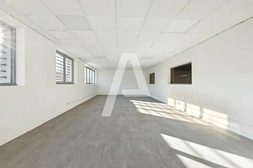 Light Industrial in Émerainville to rent - Interior Photo - Image 3 of 5