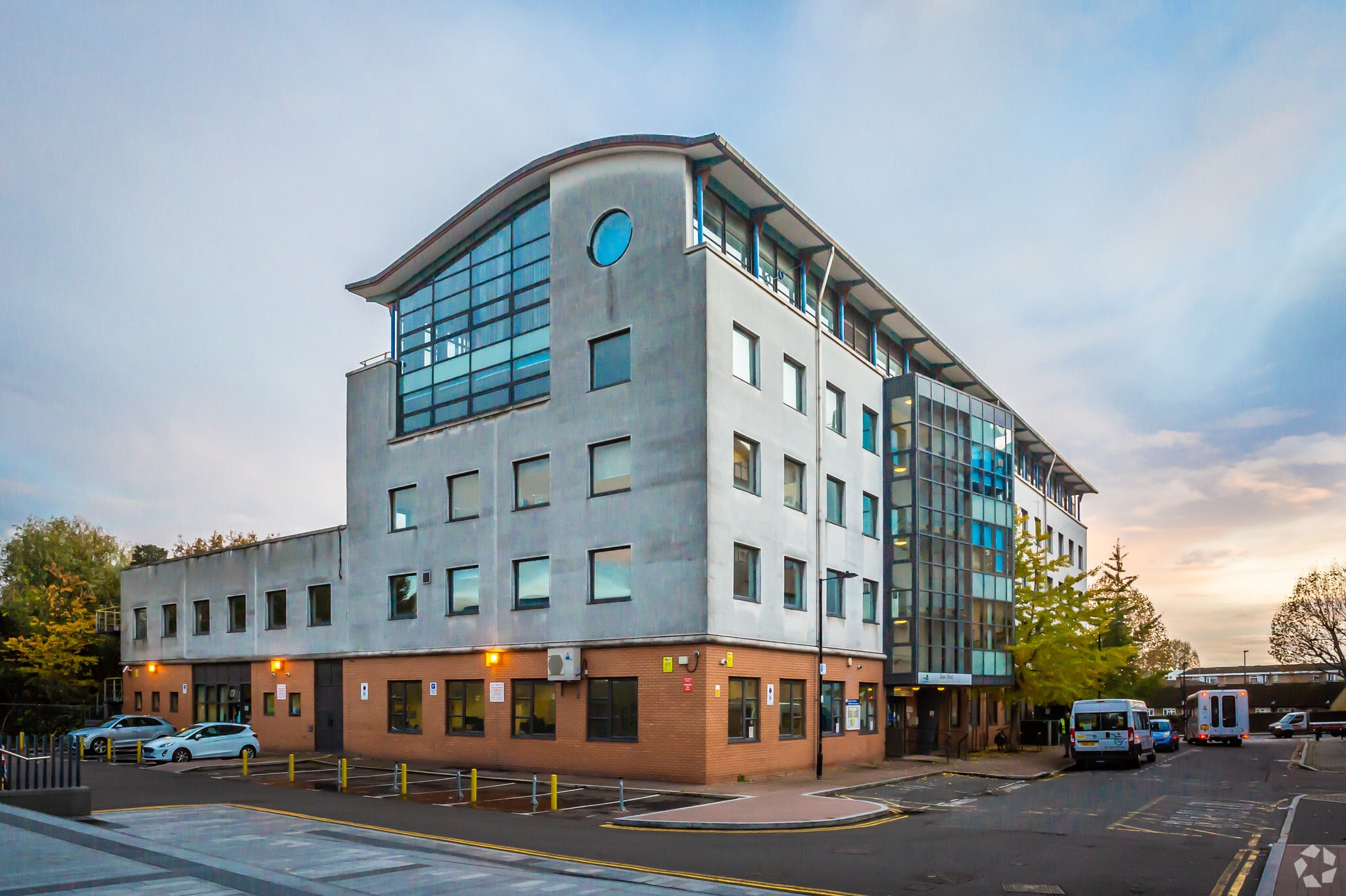 2 Lawn House Clos, London to rent Building Photo- Image 1 of 2