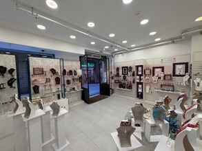 Retail in Barcelona, Barcelona to rent Interior Photo- Image 1 of 8