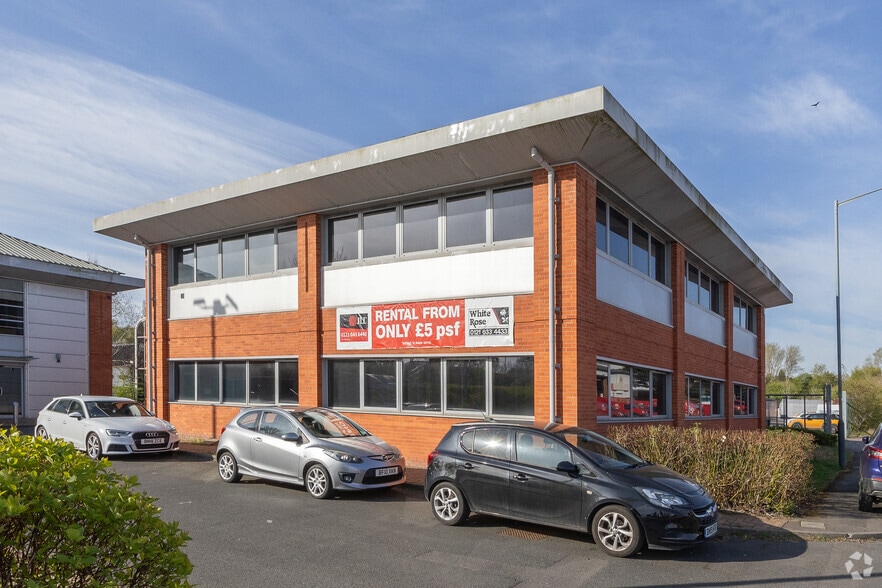 Broxell Clos, Warwick to rent - Building Photo - Image 2 of 3