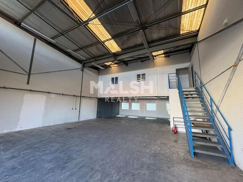 Light Industrial in Brignais to rent - Building Photo - Image 3 of 6