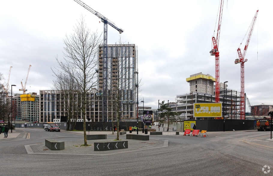 Dingwall Rd, Croydon to rent - Building Photo - Image 1 of 2