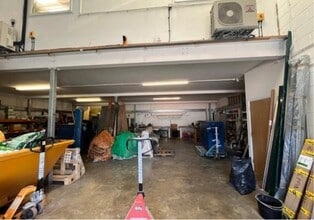 Smeaton Clos, Aylesbury to rent Interior Photo- Image 2 of 4