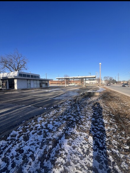 980 73rd St, Windsor Heights, IA for sale - Primary Photo - Image 1 of 2