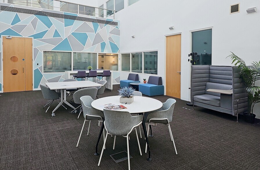 George Curl Way, Southampton to rent - Interior Photo - Image 3 of 10