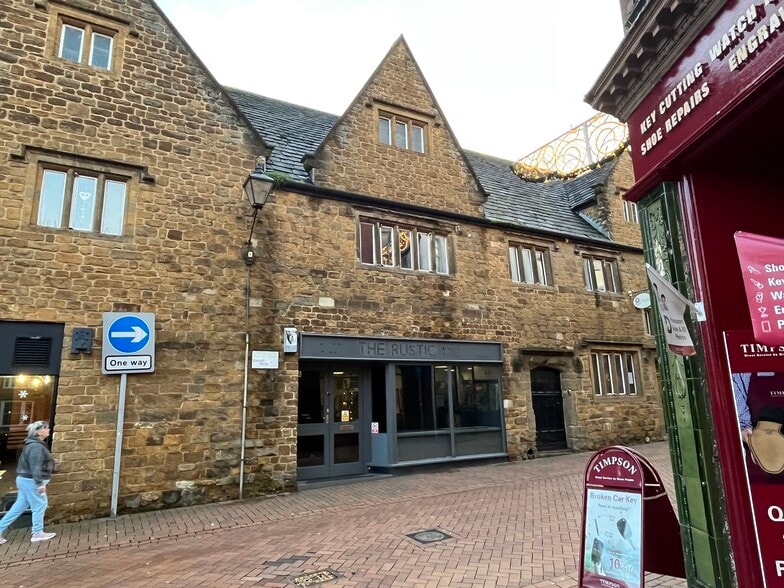 1 Parsons St, Banbury to rent - Building Photo - Image 3 of 5