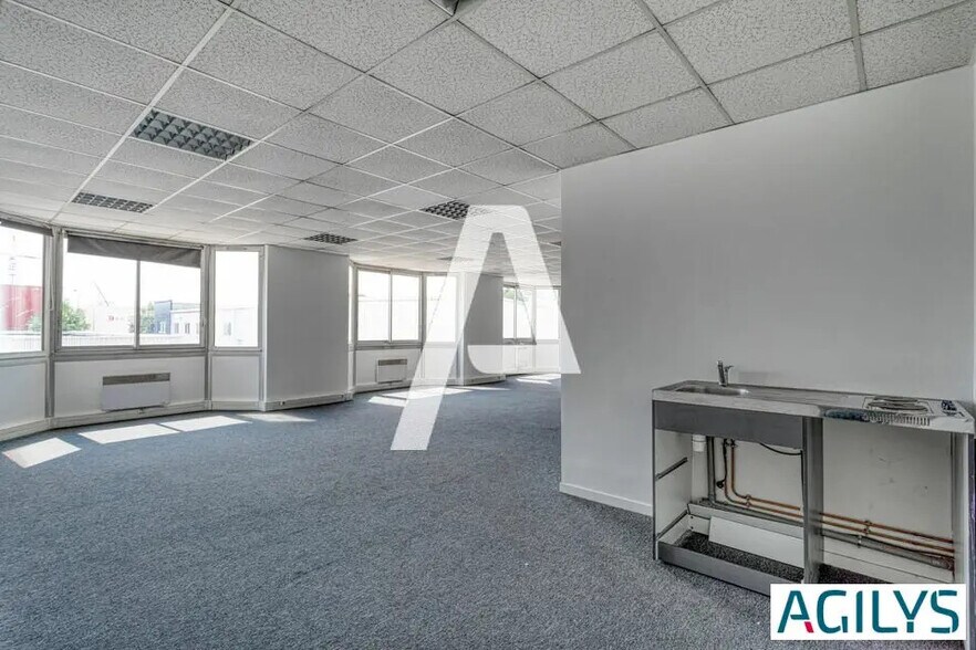 Light Industrial in Villejuif to rent - Building Photo - Image 3 of 6