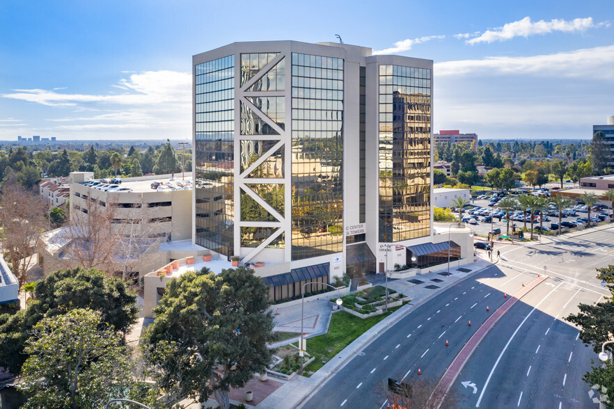 600 W Santa Ana Blvd, Santa Ana, CA for rent - Building Photo - Image 1 of 10