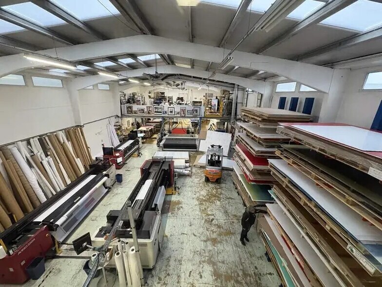 Industrial in Argenteuil to rent - Interior Photo - Image 1 of 6