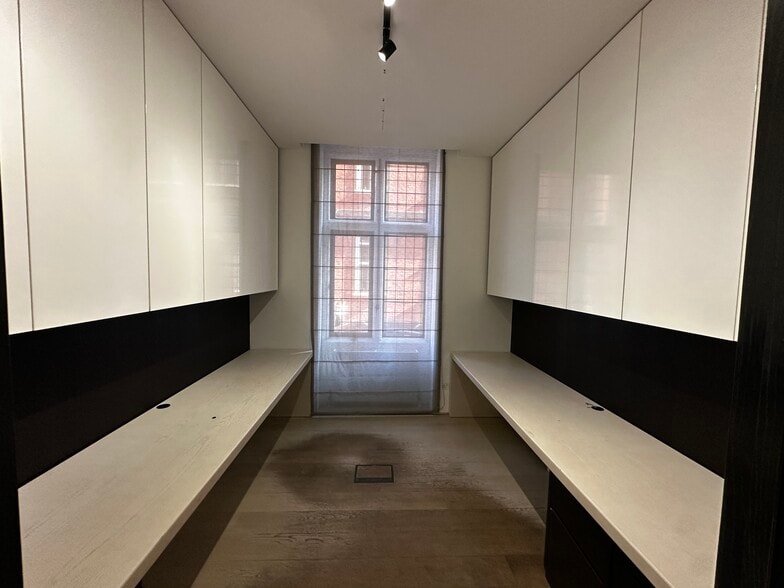 26-26A Cadogan Sq, London to rent - Interior Photo - Image 3 of 7