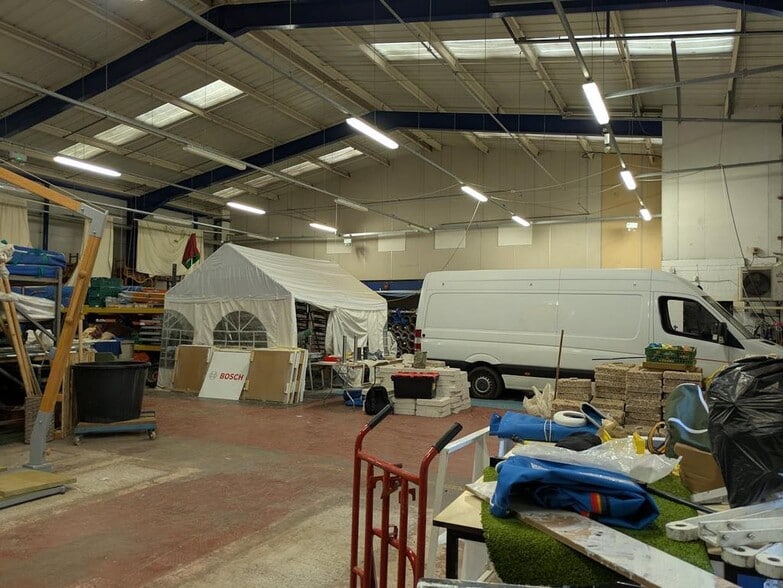 Walnut Tree Clos, Guildford to rent - Building Photo - Image 2 of 5