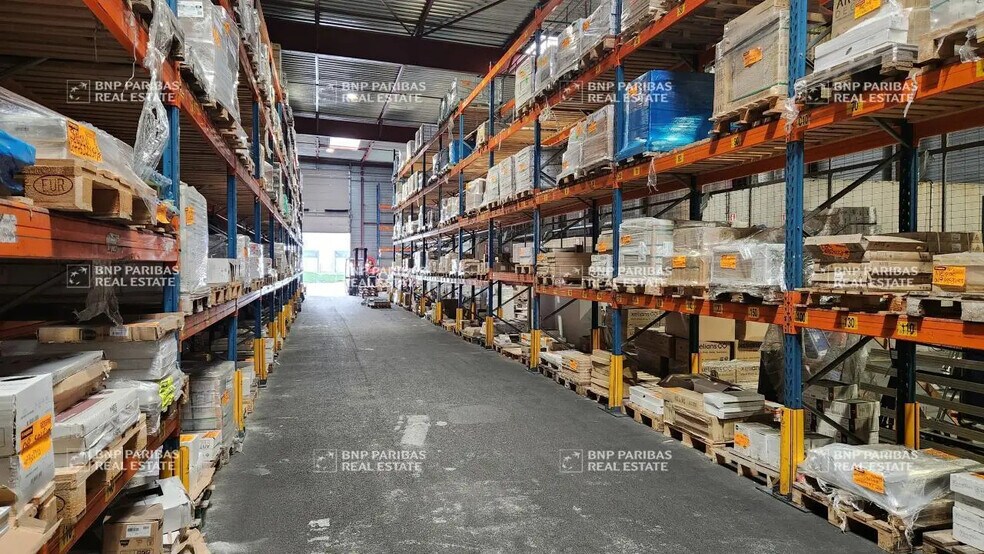 Light Industrial in Alfortville to rent - Interior Photo - Image 2 of 7