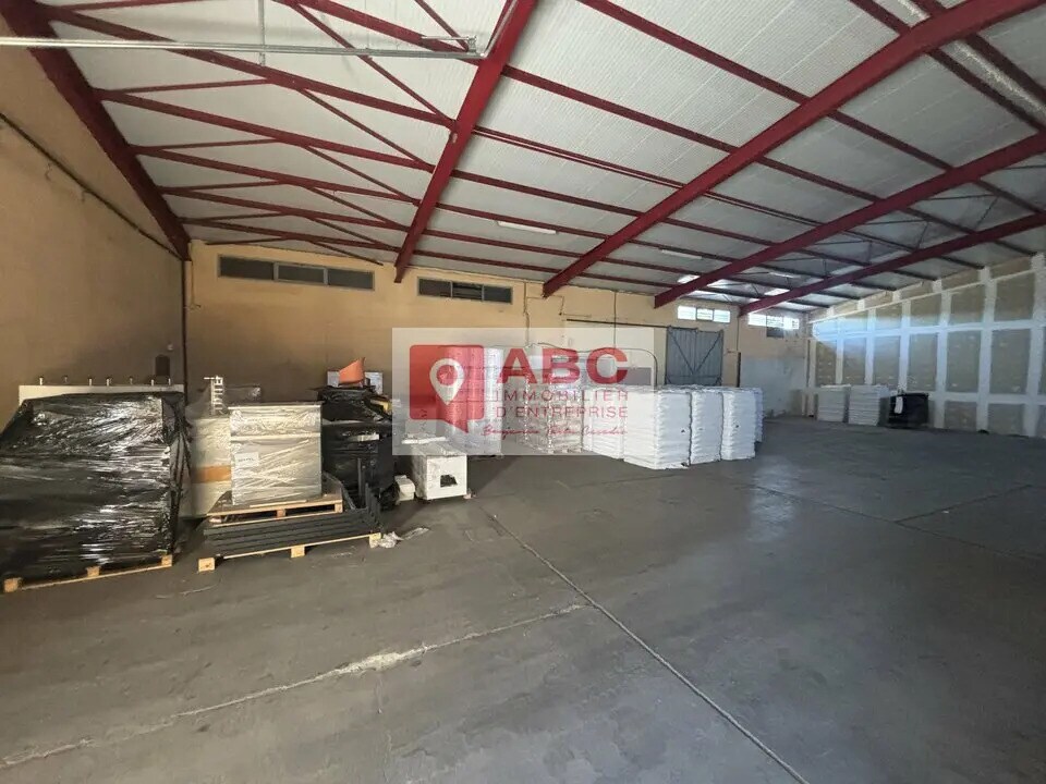Location Local d'activités 500 m² - Photo 1