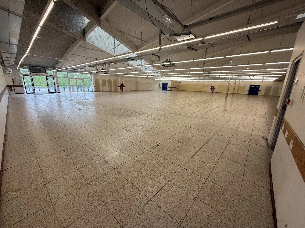 Location Commerce 1 500 m² - Photo 1