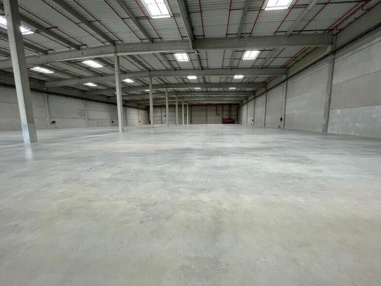 Industrial in Le Thillay to rent - Building Photo - Image 3 of 31